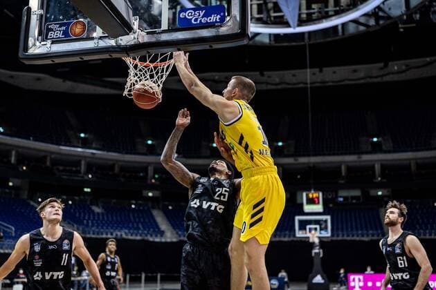 Basketball Berlin 20 05 2021 1 Bundesliga easyCredit BBL BBL Season 2020 2021 Playoffs Quarterfinals Game 1 Alba Berlin Hamburg Towers Tim Schneider Alba Berlin, No 10 Terry Allen Hamburg, No 25