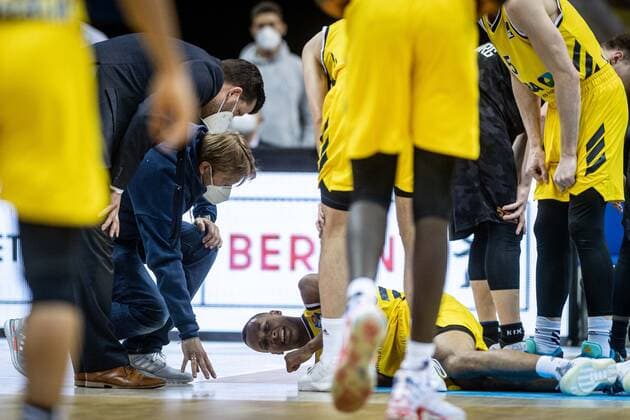 Basketball Berlin 20 05 2021 1 Bundesliga easyCredit BBL BBL Season 2020 2021 Playoffs Quarterfinals Game 1 Alba Berlin Hamburg Towers Louis Olinde Alba Berlin, No 19 injured on the floor.