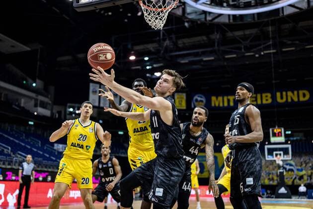 Basketball Berlin 20 05 2021 1 Bundesliga easyCredit BBL BBL Season 2020 2021 Playoffs Quarterfinals Game 1 Alba Berlin Hamburg Towers Maik Kotsar Hamburg, No 11 Christ Koumadje Alba Berlin, No 21