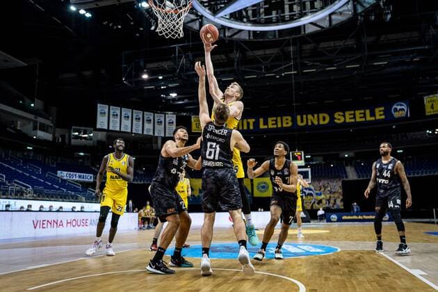 Basketball Berlin 20 05 2021 1 Bundesliga easyCredit BBL BBL Season 2020 2021 Playoffs Quarterfinals Game 1 Alba Berlin Hamburg Towers Niels Giffey Alba Berlin, No 05 Patrick Spencer Hamburg, No 61 Marvin Ogunsipe Hamburg, No 26