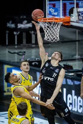 Basketball Berlin 20 05 2021 1 Bundesliga easyCredit BBL BBL Season 2020 2021 Playoffs Quarterfinals Game 1 Alba Berlin Hamburg Towers Maik Kotsar Hamburg, No 11 Maodo Lo Alba Berlin, No 00