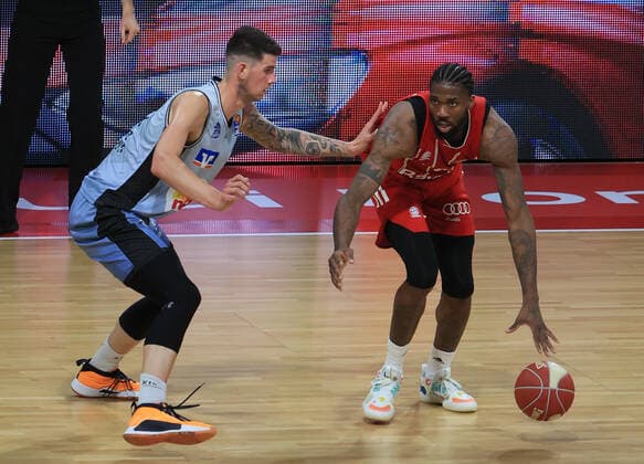 19 05 2021, BBL FC Bayern Basket vs Crailsheim, Audi Dome Muenchen, basketball, sports, in the picture Bogdan Radosavljevic Merlins Crailsheim vs Jalen Reynolds FCB Basketball