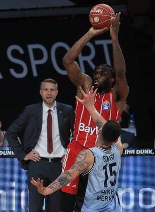 19 05 2021, BBL FC Bayern Basket vs Crailsheim, Audi Dome Muenchen, basketball, sports, in the picture Jalen Reynolds FCB Basketball vs Bogdan Radosavljevic Merlins Crailsheim