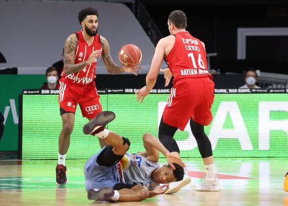 Crailsheims 2 BELL HAYNES between Bayerns 4 Dennis Jerome SEELEY and Bayerns 16 Paul ZIPSER Basketball, Bayern Crailsheim, BBL playoff, quarterfinal, 2 game, 2020 2021 season, on 21 5 2021 in Munich, A U D I D O M E, Germany Source Copyright Credit Oryk HAIST xx