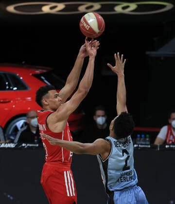 21 05 2021, BBL FC Bayern Basket vs Crailsheim, Audi Dome Muenchen, basketball, sports, pictured Wade Baldwin FCB Basketball vs Trae Bell Haynes Merlins Crailsheim