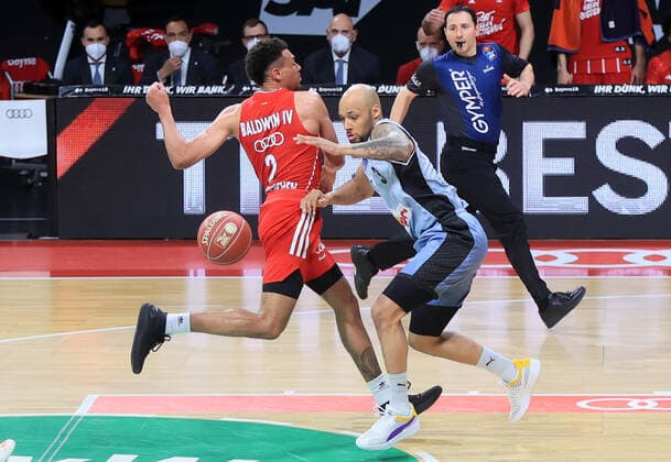21 05 2021, BBL FC Bayern Basket vs Crailsheim, Audi Dome Muenchen, basketball, sports, in the picture Wade Baldwin FCB Basketball stopped by Maurice Stuckey Merlins Crailsheim
