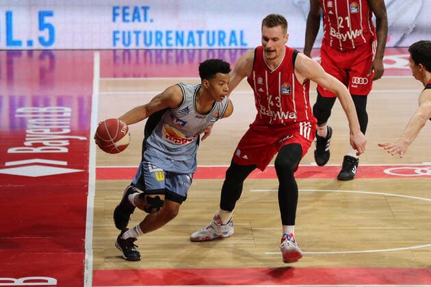 Duel between Trae Bell Haynes Crailsheim and Leon Radosevic Muenchen GER, FC Bayern Basketball vs Hakro Merlins Crailsheim, Basketball, 1 Bundesliga, Playoffs 2020 2021, Quarterfinals Game 2, 21 05 2021, GER, FC Bayern Basketball vs Hakro Merlins Crailsheim, Basketball, 1 Bundesliga, Playoffs 2020 2021, Quarterfinals Game 2, 21 05 2021, Muenchen Copyright: xEIBNER MarcelxEngelbrechtx EP_EER