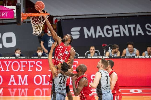 Jalen Reynolds 8 FC Bayern , Jeremy Jones 24 Hakro Merlins Crailsheim , FC Bayern Basketball vs HAKRO Merlins Crailsheim, BBL Playoffs, Quarterfinals, 21 05 2021 Muenchen Bayern Germany Copyright: xkolbert-press UlrichxGamelx