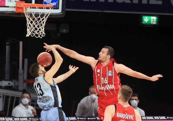 21 05 2021, BBL FC Bayern Basket vs Crailsheim, Audi Dome Muenchen, basketball, sports, in the picture Radii Caisin Merlins Crailsheim blocked by Paul Zipser FCB Basketball