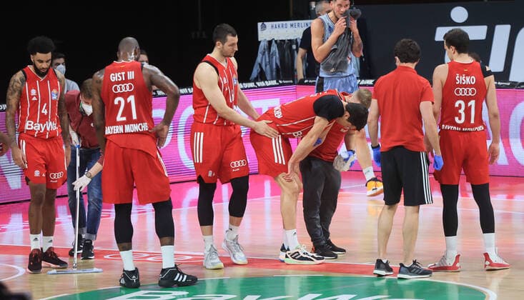 21 05 2021, BBL FC Bayern Basket vs Crailsheim, Audi Dome Muenchen, basketball, sports, in picture Vladimir Lucic FCB Basketball seriously injured