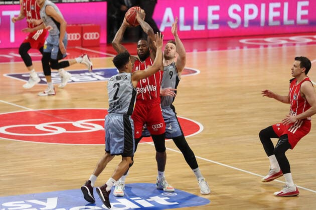 Jalen Reynolds Munich is pressured by Trae Bell Haynes Crailsheim and Fabian Bleck GER, FC Bayern Basketball vs Hakro Merlins Crailsheim, Basketball, 1 Bundesliga, Playoffs 2020 2021, Quarterfinals Game 2, 21 05 2021, GER, FC Bayern Basketball vs Hakro Merlins Crailsheim, Basketball, 1 Bundesliga, Playoffs 2020 2021, Quarterfinals Game 2, 21 05 2021, Munich Copyright: xEIBNER MarcelxEngelbrechtx EP_EER