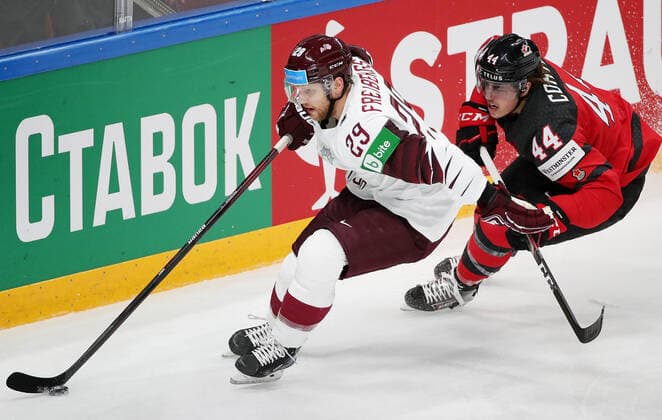 Eishockey, WM, Kanada - Lettland RIGA, LATVIA - MAY 21, 2021: Latvia s Ralfs Freibergs (L) and Canada s Maxime Comtois fight for the puck in their 2021 IIHF World Championship, WM, Weltmeisterschaft Group A Ice hockey, Eishockey match at Arena Riga. Natalia Fedosenko TASS  TS100E38