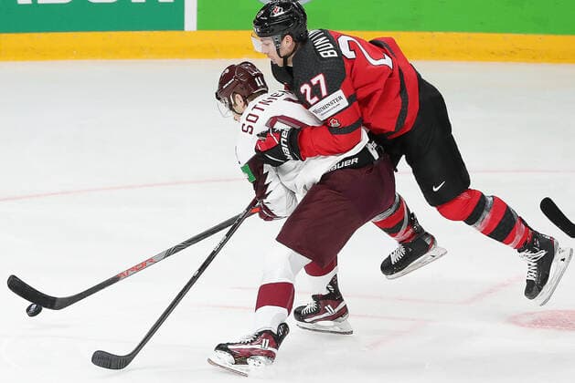 Eishockey, WM, Kanada - Lettland RIGA, LATVIA - MAY 21, 2021: Latvia s Kristaps Sotnieks (L) and Canada s Michael Bunting fight for the puck in their 2021 IIHF World Championship, WM, Weltmeisterschaft Group A Ice hockey, Eishockey match at Arena Riga. Natalia Fedosenko TASS  TS100E39