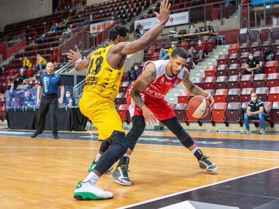 Yorman Polas Bartolo MHP Riesen Ludwigsburg, 13 , Tyler Larson Brose Bamberg, 55 , MHP Riesen Ludwigsburg vs Brose Bamberg, Basketball, Bundesliga, Playoffs, Game 2, easycredit BBL, 21 05 2021, MHP Riesen Ludwigsburg vs Brose Bamberg, Basketball, Bundesliga, Playoffs, Game 2, easycredit BBL, 21 05 2021 Ludwigsburg Copyright: xEibner-Pressefoto SaschaxWaltherx EP_swa