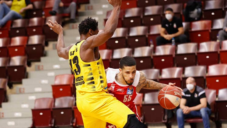 21 05 2021, Basketball, BBL 2020 2021, Quarterfinals, 2 Matchday, MHP RIESEN Ludwigsburg Brose Bamberg, GER, Ludwigsburg, MHPArena, picture from left Yorman Polas Bartolo MHP RIESEN and Tyler Larson Brose Bamberg Copyright: HMBxMedia xHeikoxBecker