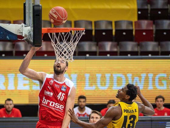 David Kravish Brose Bamberg, 45 , Yorman Polas Bartolo MHP Riesen Ludwigsburg, 13 , MHP Riesen Ludwigsburg vs Brose Bamberg, Basketball, Bundesliga, Playoffs, Game 2, easycredit BBL, 21 05 2021, MHP Riesen Ludwigsburg vs Brose Bamberg, Basketball, Bundesliga, Playoffs, Game 2, easycredit BBL, 21 05 2021 Ludwigsburg Copyright: xEibner-Pressefoto SaschaxWaltherx EP_swa