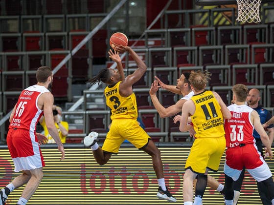 David Kravish Brose Bamberg, 45 , Jaleen Smith MHP Riesen Ludwigsburg, 03 , Lukas Herzog MHP Riesen Ludwigsburg, 11 , Bennet Hundt Brose Bamberg, 33 , MHP Riesen Ludwigsburg vs Brose Bamberg, Basketball, Bundesliga, Playoffs, Game 2, easycredit BBL, 21 05 2021 , MHP Riesen Ludwigsburg vs Brose Bamberg, Basketball, Bundesliga, Playoffs, Game 2, easycredit BBL, 21 05 2021 Ludwigsburg Copyright: xEibner-Pressefoto SaschaxWaltherx EP_swa