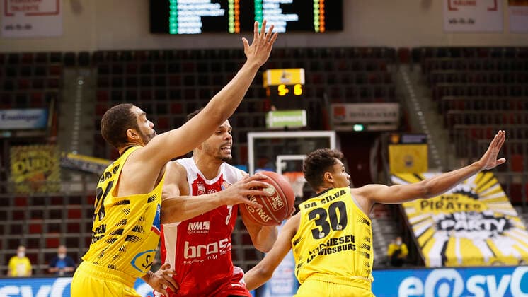 21 05 2021, Basketball, BBL 2020 2021, Quarterfinals, 2 Matchday, MHP RIESEN Ludwigsburg Brose Bamberg, GER, Ludwigsburg, MHPArena, Picture from left Andrew Warren MHP RIESEN , Dominic Lockhart Brose Bamberg und Oscar da Silva MHP RIESEN Copyright: HMBxMedia xHeikoxBecker
