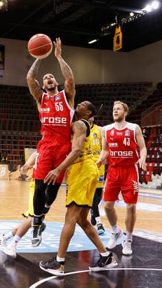 21 05 2021, Basketball, BBL 2020 2021, Quarterfinals, 2 Matchday, MHP RIESEN Ludwigsburg Brose Bamberg, GER, Ludwigsburg, MHPArena, from left Tyler Larson Brose Bamberg , Tremmell Darden MHP RIESEN and Christian Sengfelder Brose Bamberg Copyright: HMBxMedia xHeikoxBecker