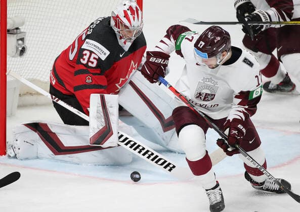 Eishockey, WM, Kanada - Lettland RIGA, LATVIA - MAY 21, 2021: Canada s goaltender Darcy Kuemper (L) defends against Latvia s Martins Dzierkals in their 2021 IIHF World Championship, WM, Weltmeisterschaft Group A Ice hockey, Eishockey match at Arena Riga. Natalia Fedosenko TASS  TS100E3E