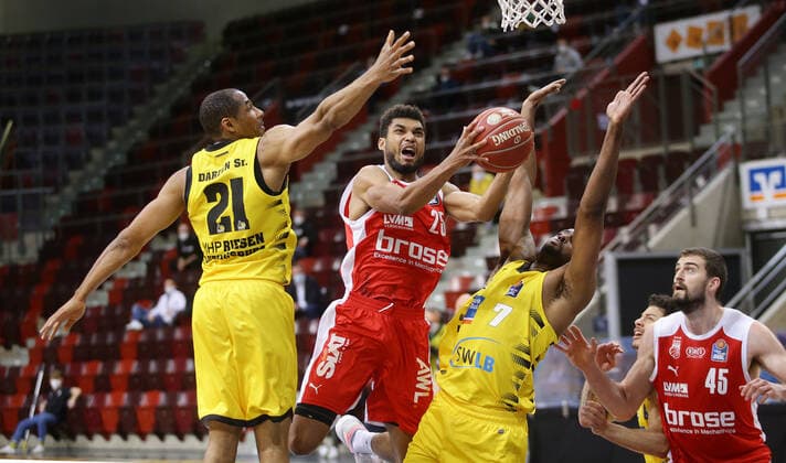 Ludwigsburg , Basketball easyCredit BBL Bundesliga ,Quarterfinal Game 2, MHP RIESEN Ludwigsburg vs Brose Bamberg , from left Tremmell Darden Riesen Kenneth Ogbe Bamberg JamelMcLean Riesen