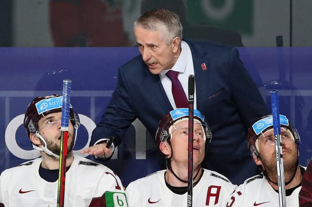 Eishockey, WM, Kanada - Lettland RIGA, LATVIA - MAY 21, 2021: Latvia s head coach Bob Hartley (back) instructs players during a 2021 IIHF World Championship, WM, Weltmeisterschaft Group A Ice hockey, Eishockey match against Canada at Arena Riga. Natalia Fedosenko TASS  TS100E41