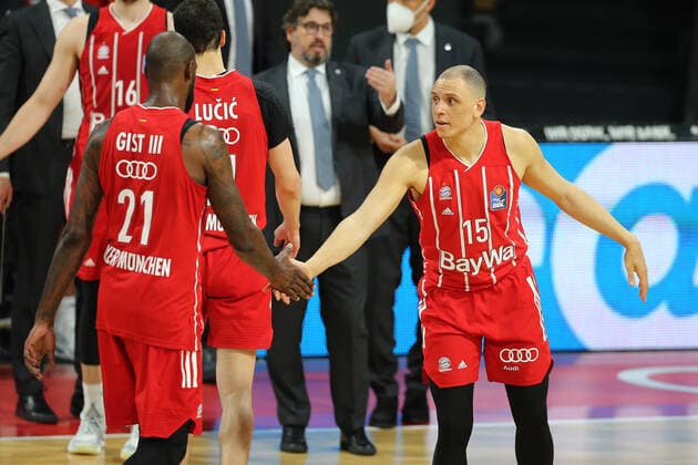 Robin Amaize Muenchen high-fives James Gist Muenchen GER, FC Bayern Basketball vs Hakro Merlins Crailsheim, Basketball, 1 Bundesliga, Playoffs 2020 2021, Quarterfinals Game 2, 21 05 2021, GER, FC Bayern Basketball vs Hakro Merlins Crailsheim, Basketball, 1 Bundesliga, Playoffs 2020 2021, Quarterfinals Game 2, 21 05 2021, Muenchen Copyright: xEIBNER MarcelxEngelbrechtx EP_EER