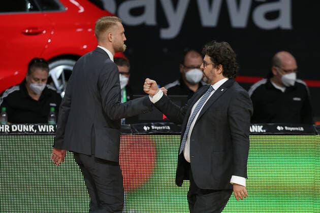 Head coach Tuomas Iisalo Crailsheim and head coach Andrea Trinchieri Muenchen after the end of the game GER, FC Bayern Basketball vs Hakro Merlins Crailsheim, Basketball, 1 Bundesliga, Playoffs 2020 2021, Quarterfinals Game 2, 21 05 2021, GER, FC Bayern Basketball vs Hakro Merlins Crailsheim, Basketball, 1 Bundesliga, Playoffs 2020 2021, Quarterfinals Game 2, 21 05 2021, Munich Copyright: xEIBNER MarcelxEngelbrechtx EP_EER