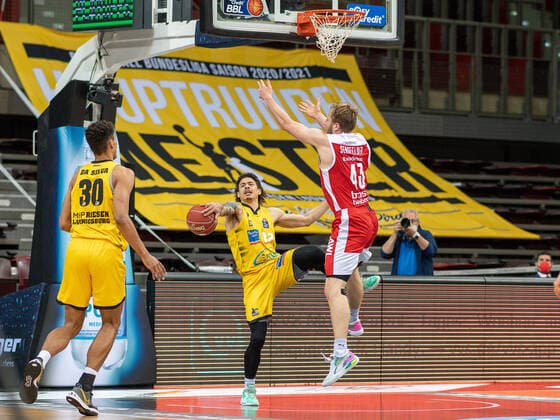 Oscar DA Silva MHP Riesen Ludwigsburg, 30 , Jonah Radebaugh MHP Riesen Ludwigsburg, 12 , Christian Sengfelder Brose Bamberg, 43 , Defense, Block MHP Riesen Ludwigsburg vs Brose Bamberg, Basketball, Bundesliga, Playoffs, Game 2, easycredit BBL, 21 05 2021, MHP Riesen Ludwigsburg vs Brose Bamberg, Basketball, Bundesliga, Playoffs, Game 2, easycredit BBL, 21 05 2021 Ludwigsburg Copyright: xEibner-Pressefoto SaschaxWaltherx EP_swa