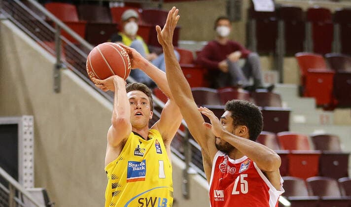 Ludwigsburg , Basketball easyCredit BBL Bundesliga ,Quarterfinal Game 2, MHP RIESEN Ludwigsburg vs Brose Bamberg , from left Jordan Hulls Giants Kenneth Ogbe Bamberg
