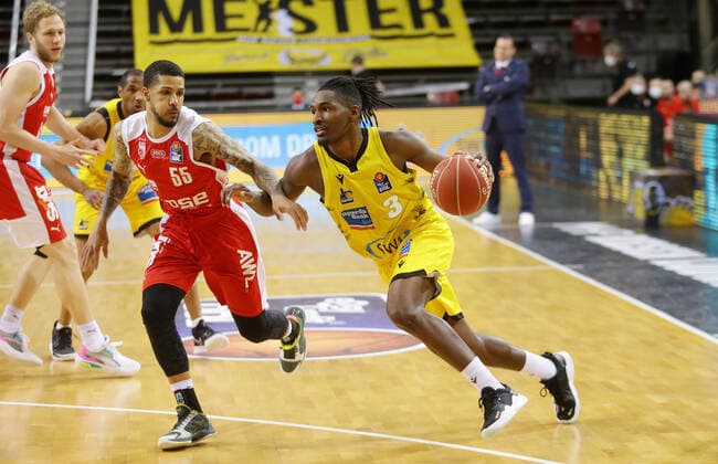 Ludwigsburg , Basketball easyCredit BBL Bundesliga ,Quarterfinal Game 2, MHP RIESEN Ludwigsburg vs Brose Bamberg , from left Tyler Larson Bamberg Jaleen Smith Riesen