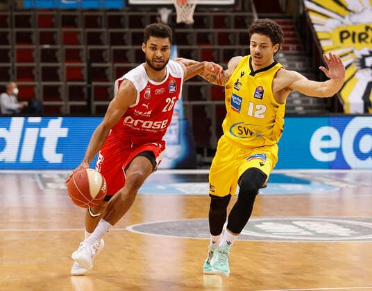 21 05 2021, Basketball, BBL 2020 2021, Quarterfinals, 2 Matchday, MHP RIESEN Ludwigsburg Brose Bamberg, GER, Ludwigsburg, MHPArena Picture from left Kenneth Ogbe Brose Bamberg and Jonah Radebaugh MHP RIESEN Copyright: HMBxMedia xHeikoxBecker