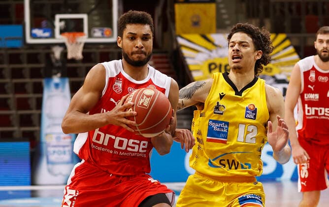 21 05 2021, Basketball, BBL 2020 2021, Quarterfinals, 2 Matchday, MHP RIESEN Ludwigsburg Brose Bamberg, GER, Ludwigsburg, MHPArena Picture from left Kenneth Ogbe Brose Bamberg and Jonah Radebaugh MHP RIESEN Copyright: HMBxMedia xHeikoxBecker