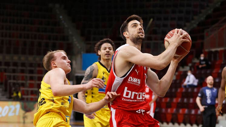 21 05 2021, Basketball, BBL 2020 2021, Quarterfinals, 2 Matchday, MHP RIESEN Ludwigsburg Brose Bamberg, GER, Ludwigsburg, MHPArena Picture from left Lukas Herzog MHP RIESEN and Mateo Seric Brose Bamberg Copyright: HMBxMedia xHeikoxBecker