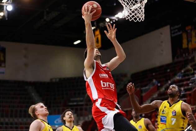 21 05 2021, Basketball, BBL 2020 2021, Quarterfinals, 2 Matchday, MHP RIESEN Ludwigsburg Brose Bamberg, GER, Ludwigsburg, MHPArena Picture from left Mateo Seric Brose Bamberg and Jamel McLean MHP RIESEN Copyright: HMBxMedia xHeikoxBecker