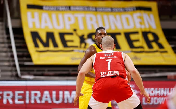 21 05 2021, Basketball, BBL 2020 2021, Quarterfinals, 2 Matchday, MHP RIESEN Ludwigsburg Brose Bamberg, GER, Ludwigsburg, MHPArena Picture from left Jaleen Smith MHP RIESEN and Alex Ruhoff Brose Bamberg Copyright: HMBxMedia xHeikoxBecker