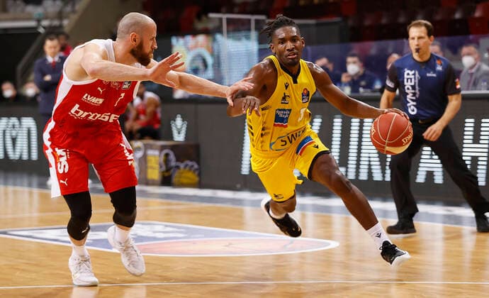 21 05 2021, Basketball, BBL 2020 2021, Quarterfinal, 2 Matchday, MHP RIESEN Ludwigsburg Brose Bamberg, GER, Ludwigsburg, MHPArena Picture from left Alex Ruhoff Brose Bamberg and Jaleen Smith MHP RIESEN Copyright: HMBxMedia xHeikoxBecker