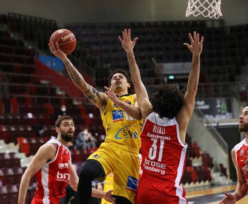 V li Jonah Radebaugh Riesen , Michele Vitali Bamberg MHP Riesen Ludwigsburg vs Brose Bamberg Basketball Bundesliga 2020 2021 Playoff Quarterfinals Game 2 Ludwigsburg , GER, 21 05 2021,