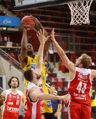 Ludwigsburg , Basketball easyCredit BBL Bundesliga ,Quarterfinal Game 2, MHP RIESEN Ludwigsburg vs Brose Bamberg , from left Jamel McLean Riesen Christian Senfelder Bamberg