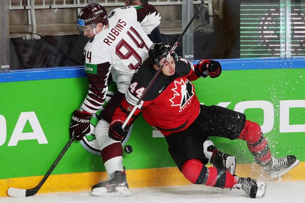 Eishockey, WM, Kanada - Lettland RIGA, LATVIA - MAY 21, 2021: Latvia s Kristians Rubins (L) and Canada s Maxime Comtois fight for the puck in their 2021 IIHF World Championship, WM, Weltmeisterschaft Group A Ice hockey, Eishockey match at Arena Riga. Natalia Fedosenko TASS  TS100E44