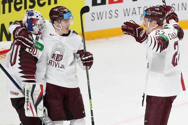 Eishockey, WM, Kanada - Lettland RIGA, LATVIA - MAY 21, 2021: Latviaâ€™s players celebrate their victory in a 2021 IIHF World Championship, WM, Weltmeisterschaft Group A Ice hockey, Eishockey match against Canada at Arena Riga. Natalia Fedosenko TASS  TS100E4D