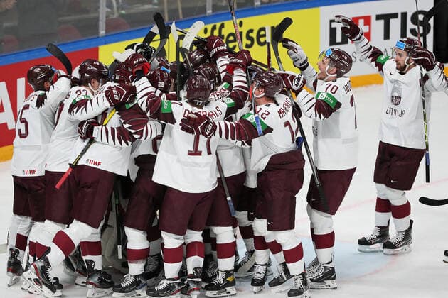 Sport Bilder des Tages Eishockey, WM, Kanada - Lettland RIGA, LATVIA - MAY 21, 2021: Latviaâ€™s players celebrate their victory in a 2021 IIHF World Championship, WM, Weltmeisterschaft Group A Ice hockey, Eishockey match against Canada at Arena Riga. Natalia Fedosenko TASS  TS100E4E
