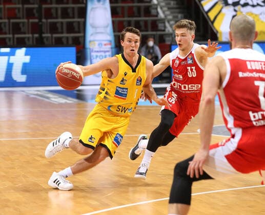 V li Jordan Hulls Riesen , Bennet Hundt Bamberg MHP Riesen Ludwigsburg vs Brose Bamberg Basketball Bundesliga 2020 2021 Playoff Quarterfinals Game 2 Ludwigsburg , GER, 21 05 2021,