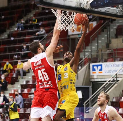 V li David Kravish Bamberg , Jaleen Smith Riesen MHP Riesen Ludwigsburg vs Brose Bamberg Basketball Bundesliga 2020 2021 Playoff Quarterfinals Game 2 Ludwigsburg , GER, 21 05 2021,