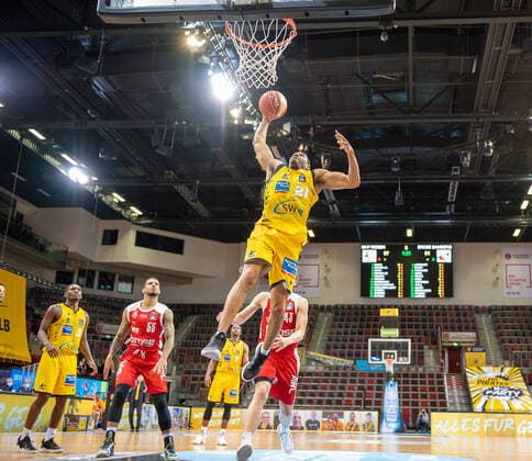 Tremmell Darden MHP Riesen Ludwigsburg 21 , Christian Sengfelder Brose Bamberg, 43 , MHP Riesen Ludwigsburg vs Brose Bamberg, Basketball, Bundesliga, Playoffs, Game 2, easycredit BBL, 21 05 2021, MHP Riesen Ludwigsburg vs Brose Bamberg, Basketball, Bundesliga, Playoffs, Game 2, easycredit BBL, 21 05 2021 Ludwigsburg Copyright: xEibner-Pressefoto SaschaxWaltherx EP_swa