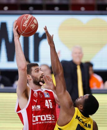 21 05 2021, Basketball, BBL 2020 2021, Quarterfinals, 2 Matchday, MHP RIESEN Ludwigsburg Brose Bamberg, GER, Ludwigsburg, MHPArena Picture from left David Kravish Brose Bamberg and Jamel McLean MHP RIESEN Copyright: HMBxMedia xHeikoxBecker