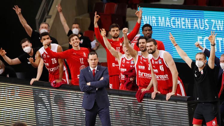 21 05 2021, Basketball, BBL 2020 2021, Quarterfinals, 2 Matchday, MHP RIESEN Ludwigsburg Brose Bamberg, GER, Ludwigsburg, MHPArena Picture v li Cheering on the bench of Bamberg. Copyright: HMBxMedia xHeikoxBecker