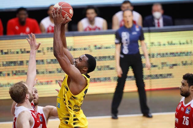 21 05 2021, Basketball, BBL 2020 2021, Quarterfinals, 2 Matchday, MHP RIESEN Ludwigsburg Brose Bamberg, GER, Ludwigsburg, MHPArena Picture from left Christian Sengfelder Brose Bamberg , Alex Ruhoff Brose Bamberg and Jamel McLean MHP RIESEN Copyright: HMBxMedia xHeikoxBecker