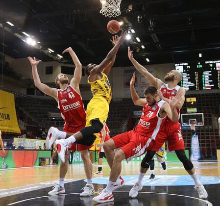 V li Christian Sengfelder Bamberg , Jamel McLean Riesen , Chase Fieler amberg , Alex Ruoff Bamberg MHP Riesen Ludwigsburg vs Brose Bamberg Basketball Bundesliga 2020 2021 Playoff Quarterfinals Game 2 Ludwigsburg , GER, 21 05 2021,