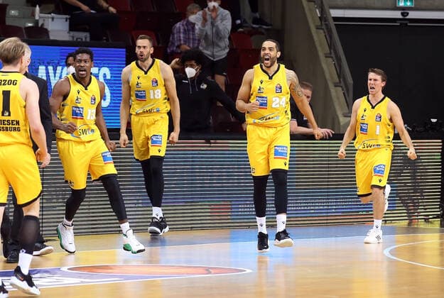 Final cheer Ludwigsburg, V li Yorman Polas Bartolo Riesen , Jonas Wohlfarth Bottermann Riesen , Andrew Warren Riesen , Jordan Hulls Riesen MHP Riesen Ludwigsburg vs Brose Bamberg Basketball Bundesliga 2020 2021 Playoff Quarterfinals Game 2 Ludwigsburg , GER, 21 05 2021,